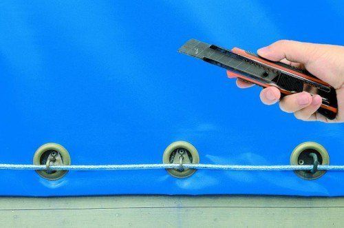 Mit einem Tapetenmesser schlitzten die Jugendlichen die Lkw-Plane auf und nahmen mit, was herumlag.