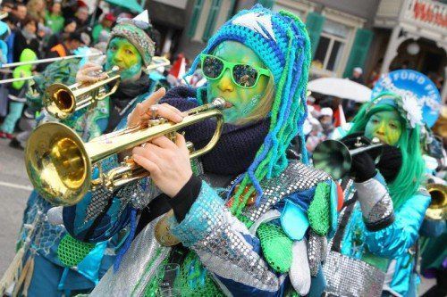 Närrische Musik darf auf keinem Umzug fehlen – je lauter und bunter, desto besser.  Fotos: VN/Hofmeister