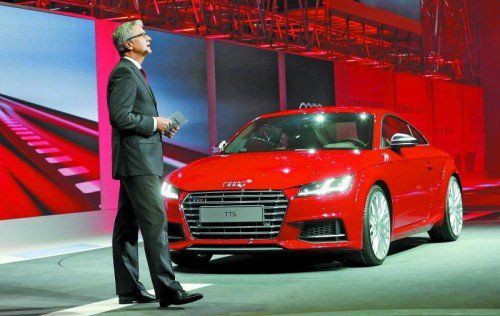 Neustart
Audi zeigt als Weltpremiere in Genf erstmals den neuen TT. Das Design des Sport-Zweisitzers wurde weiterentwickelt. Unter der Haube arbeiten zum Marktstart Motoren mit einem Leistungsspektrum von 184 bis 310 PS. Highlight ist das neue „Virtual Cockpit“, das alle Informationen im volldigitalen Kombiinstrument bündelt. Zugelegt hat der neue TT auch beim Platzangebot - der Sportwagen ist deutlich geräumiger geworden.