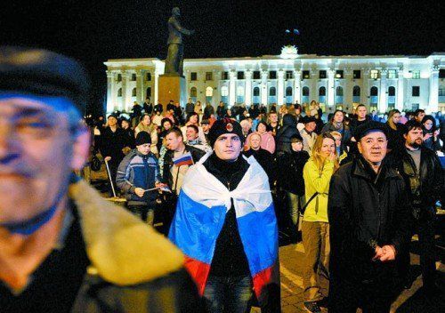 Pro-russische Kundgebung vor dem Krim-Parlament: Bewohner, die keine Russen werden wollen, leben immer mehr in Angst. Foto: EPA