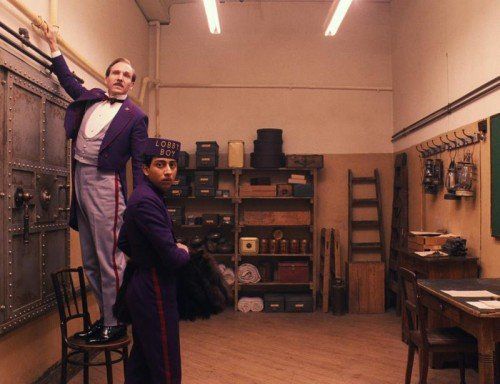 Ralph Fiennes verkörpert im neuesten Meisterwerk von Wes Anderson den Concièrge Gustave (l.). Foto: ap