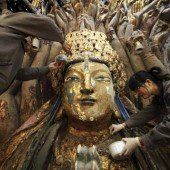 Vier Hände restaurieren Buddha mit 1000 Armen