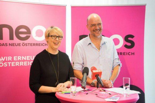 Sabine Scheffknecht und Chris Alge stellten das NEOS-Programm für die Landtagswahl vor.  FOTO: VN/HARTINGER