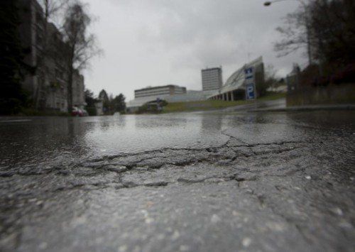 Schäden im Belag der Zufahrtsstraße zum LKH Feldkirch.