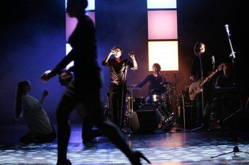Schauspieler des Landestheaters, Sänger und Musiker des Landeskonservatoriums und Naked Lunch realisieren „Alcin@“. Fotos: LT/Köhler, VN/RP
