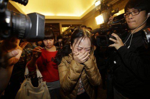Schlimme Ungewissheit: Angehörige der überwiegend chinesischen Fluggäste warten verzweifelt auf Neuigkeiten. Foto: REUTERS