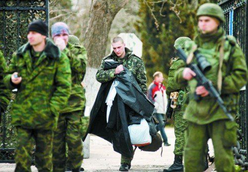 Soldaten der ukrainischen Marine packten gestern ohne Widerstand ihre Sachen und verließen die Basis auf der Krim. Foto: EPA