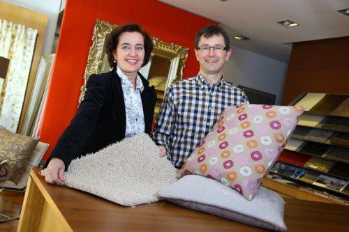 Thomas und Adriane Vonbank mit einigen Ausstellungsstücken aus ihrem Sortiment.  Foto: VN/Hofmeister