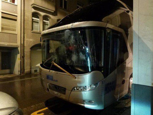 Unbekannte „behandelten“ den Bus mit Pickhacken.  Foto: KaPo
