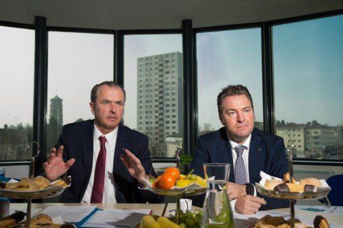 Vertriebsvorstand Franz Meingast (l.) und Landesdirektor Markus Stadelmann können zufrieden sein.  KH