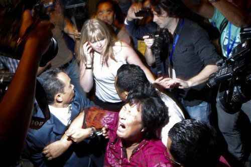 Verwandte und Freunde versuchten am Mittwoch laut protestierend eine Pressekonferenz in Kuala Lumpur zu stürmen. Foto: Reuters