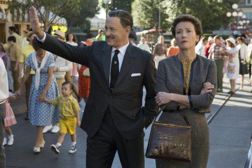Walt Disney (Tom Hanks) zeigt der „Mary Poppins“-Autorin P.L. Travers (Emma Thompson) Disneyland.  Foto: W. Disney