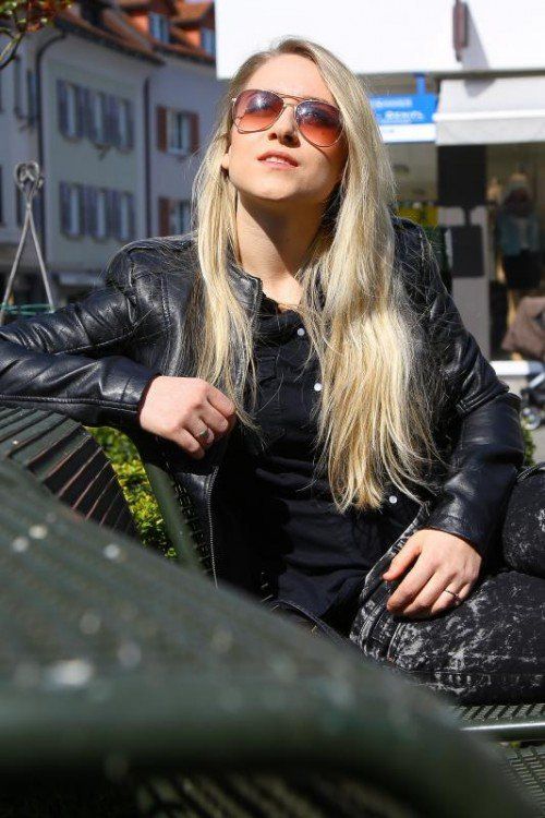 Wetterfeature mit Elli aus Dornbirn; Sie geniesst die Mittagssonne am Dornbirner Marktplatz