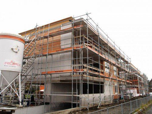 Wie die Baukosten im Zaum gehalten werden können, diskutieren beim Immobilienforum West Fachleute und Politiker.  Foto: VN  