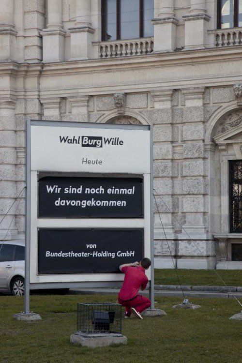 Wie eine Ankündigung: Künstlerplakat vor der Burg.  FOTO: APA
