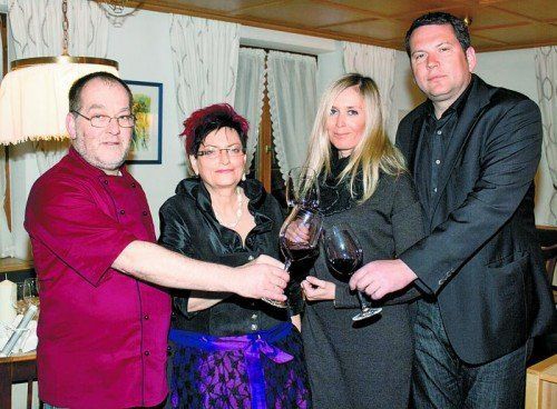 Wirte- und Winzerpaar: Helmut Bereuter mit Rita, Gudrun und Anton Bauer (v. l.). Fotos: Franc