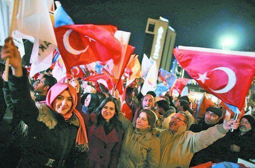 Zehntausende Anhänger von Erdogan und seiner islamisch-konservativen AKP feierten den Wahlausgang in Ankara. Foto: Reuters