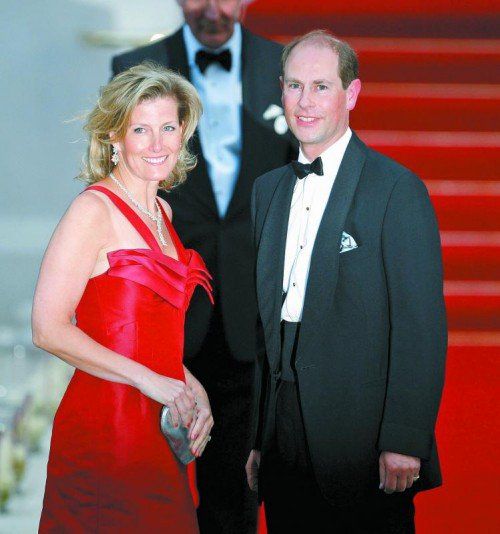 Zumeist im Hintergrund: Der britische Prinz Edward mit seiner Ehefrau Sophie Rhys-Jones. Foto: Reuters