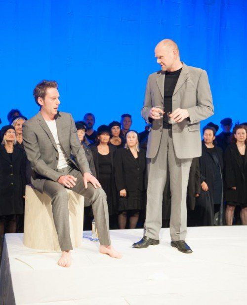 „Der Junge im Baum“ mit Alexander Julian Meile, Hanno Dreher und dem Spielbodenchor. Foto: VN/Rhomberg  