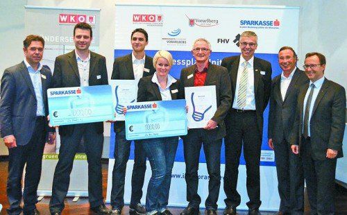 Gewinner und Gratulanten: V. l.: Harald Moosbrugger (Land), Werner Tauscher, Gabor Busa (Timberline), Carola  und Hartwig Eugster (Fotostudio Eugster), Markus Ilg (FHV), Helmut Steurer (WKV), Werner Böhler (Sparkassen).  