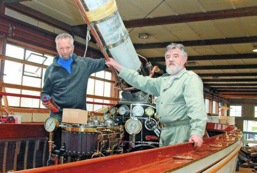 Hubert Hartmann und Reinhard Kloser bestückten jetzt die „Duchess of Argyll“ mit dem neuen Kamin.  Foto: GG