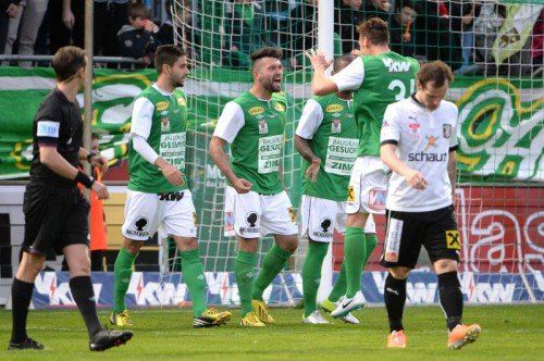 Jubelnde Austrianer: Dario Tadic (2. v. l.) erzielte den Siegtreffer für die Kolvidsson-Elf. Foto: lerch
