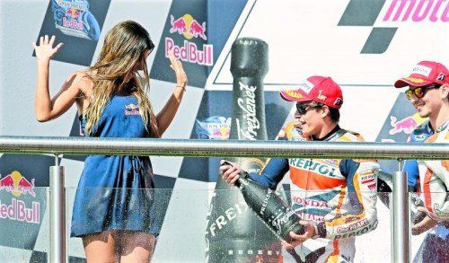 Marc Marquez und Jorge Lorenzo (r.) gehen bei der Siegesfeier mit dem Champagner großzügig um. Foto: ap