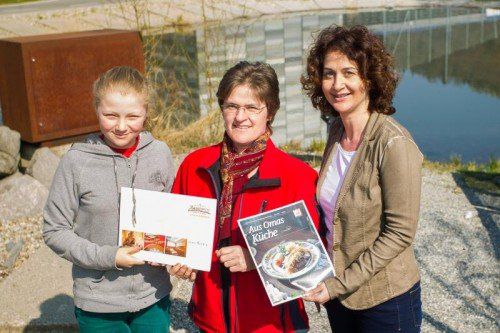 Marion Fischer aus Egg (Mitte) freut sich über einen Gutschein im Wert von 400 Euro. Foto: VN/Steurer