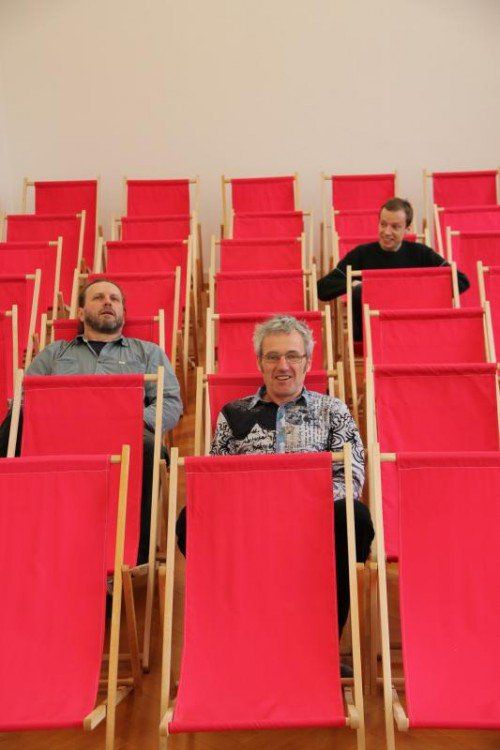 Perfekt eingerichtet: Fridolin Welte, Alfred Graf und Florian Rist im Künstlerhaus.  Foto: A. Grabher  