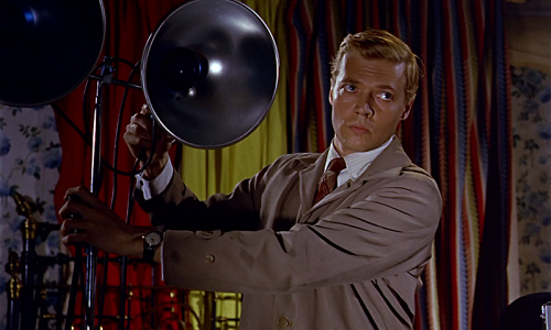1960: Im Thriller „Peeping Tom“ spielt Böhm die Hauptrolle des pschopathischen Killers Mark Lewis.  