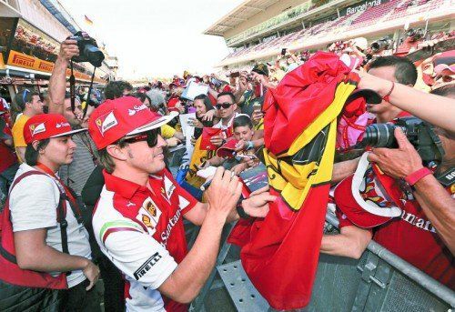 Alonsos Autogramme sind in Barcelona begehrt. Foto: AP