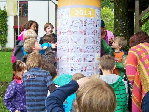 Als Erinnerung an den besonderen Tag wurde die Litfaßsäule im Dorf neu gestaltet. Foto: Kinderdorf