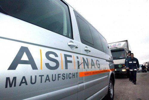 ASFINAG verbietet Lkw auf der dritten Spur zu fahren.  FOTO: APA