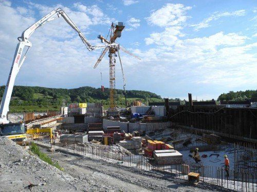 Auf der Baustelle am Illspitz geht es voran. In zwei Monaten läuft das Kraftwerk zum ersten Mal an. Foto: sm