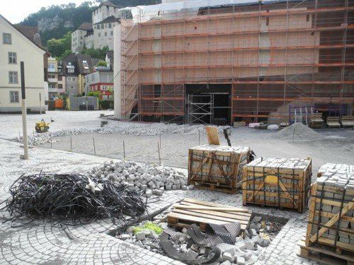 Aufwendig: Die Plätze rund um das neue Montforthaus in Feldkirch werden gepflastert. Foto: sm