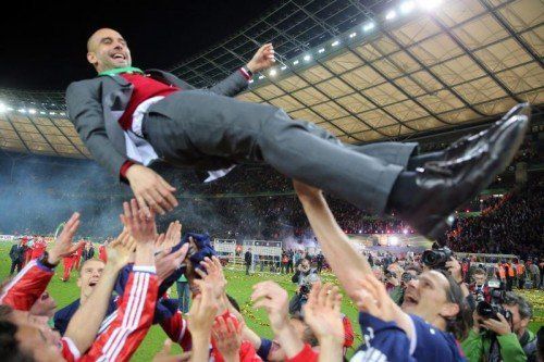 Bayerns Trainer Pep Guardiola „fliegt“ durch die Berliner Pokalnacht. Die Spieler feiern nach ihrem Pokalsieg den Spanier. Fotos: epa/3