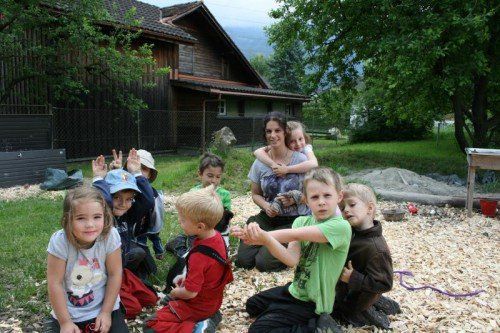 Bei Tamara Steckermeier im Hofkindergarten dürfen und sollen die Kleinen im Dreck spielen. Foto: Daniela Fritz