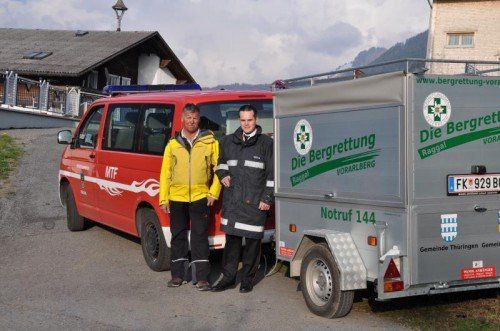 Bergrettung (Helmut Müller) und Feuerwehr (Martin Zech/r.) in Raggal teilen sich ihr Einsatzfahrzeug. Foto: hab