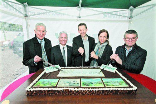 Bürgermeister Wilfried Berchtold, Herbert Caser, ZIMA-Finanzvorstand Manfred Bauer, Alexandra Gächter und Alexander Stroppa (v. l.). ame