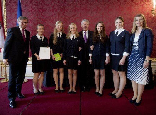Bundespräsident Heinz Fischer überreichte den jungen Damen in der Wiener Hofburg ihren Preis. Foto: C: KARLOVITS
