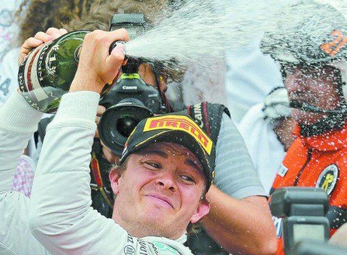 Champagner für alle – auf das Angebot von Nico Rosberg verzichtet Lewis Hamilton momentan gerne. Foto: ap
