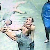 Männer in China fangen stürzendes Baby auf