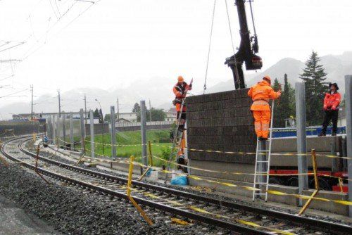Das Einsetzen der ersten Holzbetonkassette im Bereich Bahngasse.