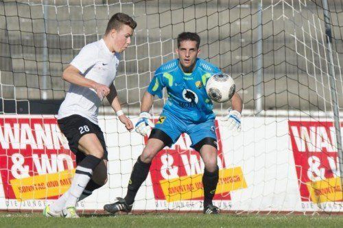 Das letzte Derby konnte Bregenz mit 3:2 für sich entscheiden. Im Bild Robert Kresser (l.) und Höchst-Goalie Matthias Nagel. Foto: stiplovsek