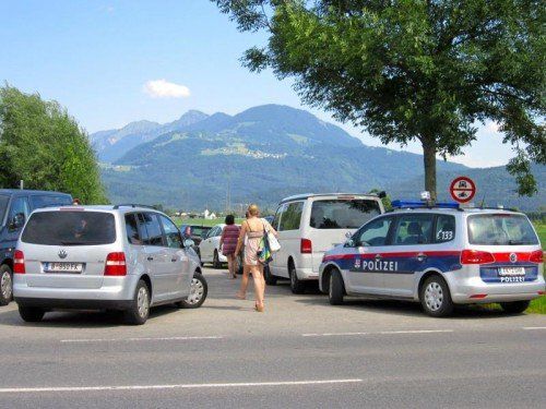  Das Parkplatzchaos am Baggersee Paspels in Brederis wiederholt sich jedes Jahr aufs Neue.  Foto: VN  