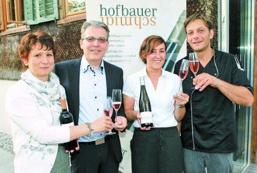 Das Winzerpaar Petra und Leopold Hofbauer-Schmidt mit den Betreibern Angelika und Ingo Prettner. Fotos: A. Meusburger