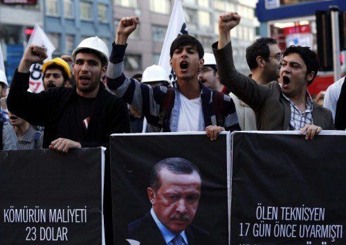 Demonstranten in Istanbul fordern nach der Bergwerkskatastrophe den Rücktritt der Regierung. FOTO: EPA