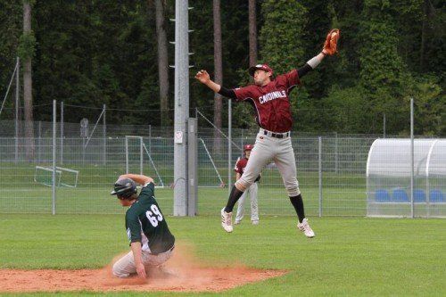 Der artistische Fangversuch von Cardinals-Spielertrainer Kenshoku Takubo im Westderby blieb unbelohnt. Foto: schwämmle