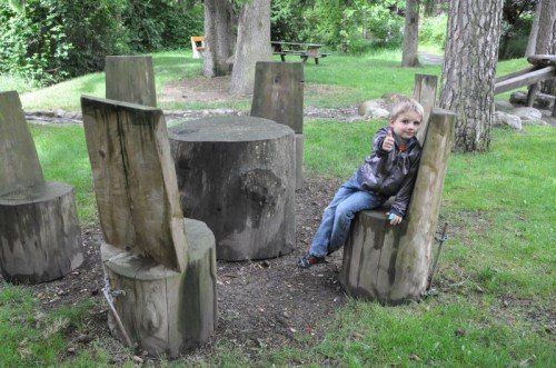 Der beliebte Wasserspielplatz in Sulz wurde von Vandalen heimgesucht, die die dortigen naturnahen Sitzgelegenheiten umstießen. Eine Kindergartengruppe musste diesen Umstand bei einem Besuch feststellen und meldete die Beschädigung prompt im Bürgerforum. Bürgermeister Karl Wutschitz versprach schnelle Abhilfe und beauftragte den Bauhof umgehend, die Sitzgelegenheiten zu reparieren. Mittlerweile wurden die Arbeiten durchgeführt und die Kinder können sich wieder an dem Spielplatz erfreuen.