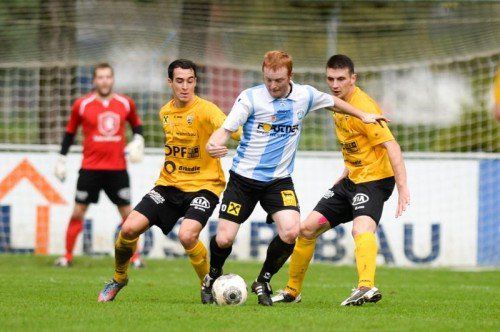 Der FC Hard mit Torjäger Herbert Sutter (Mitte) will seine Siegesserie in Altach fortsetzen. Foto: lerch